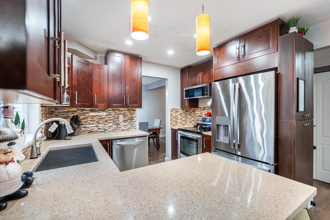 6361 172 Street, Surrey, BC - Indoor Photo Showing Kitchen With Upgraded Kitchen