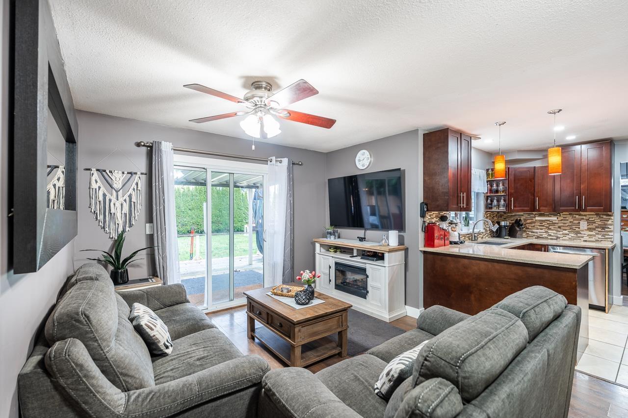 6361 172 Street, Surrey, BC - Indoor Photo Showing Living Room