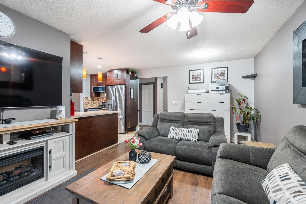 6361 172 Street, Surrey, BC - Indoor Photo Showing Living Room