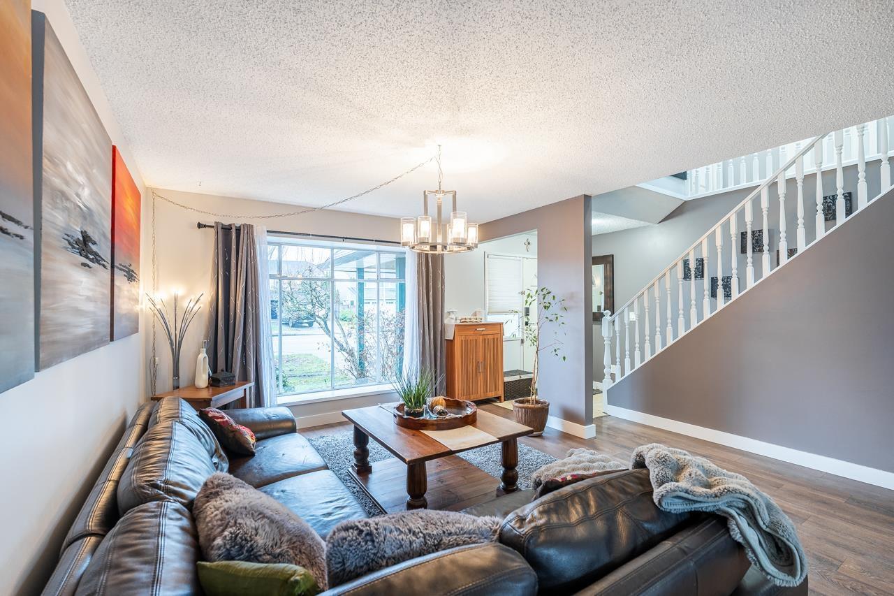 6361 172 Street, Surrey, BC - Indoor Photo Showing Living Room