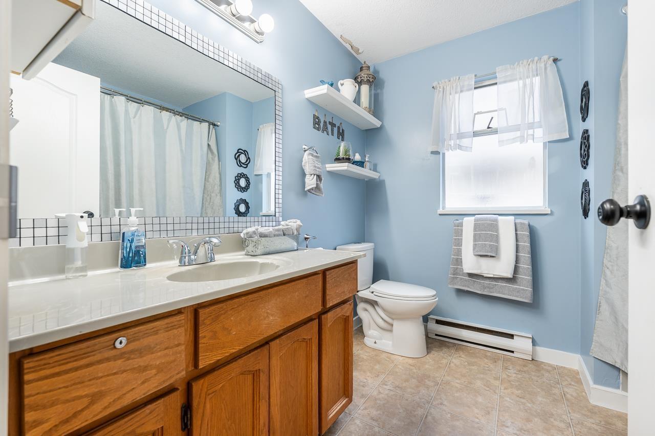6361 172 Street, Surrey, BC - Indoor Photo Showing Bathroom