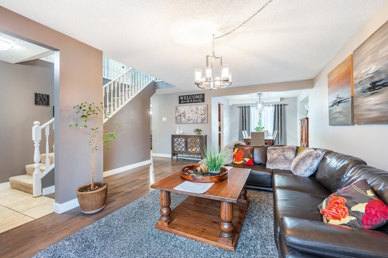 6361 172 Street, Surrey, BC - Indoor Photo Showing Living Room