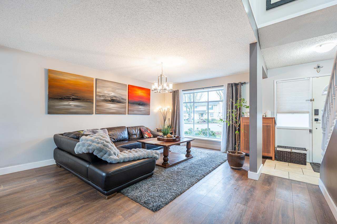 6361 172 Street, Surrey, BC - Indoor Photo Showing Living Room