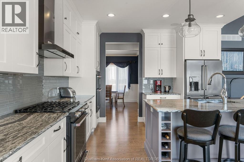 5482 Talbot Trail, Merlin, ON - Indoor Photo Showing Kitchen With Upgraded Kitchen