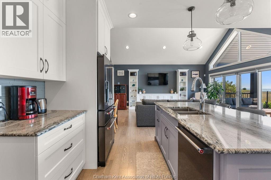 5482 Talbot Trail, Merlin, ON - Indoor Photo Showing Kitchen With Double Sink With Upgraded Kitchen