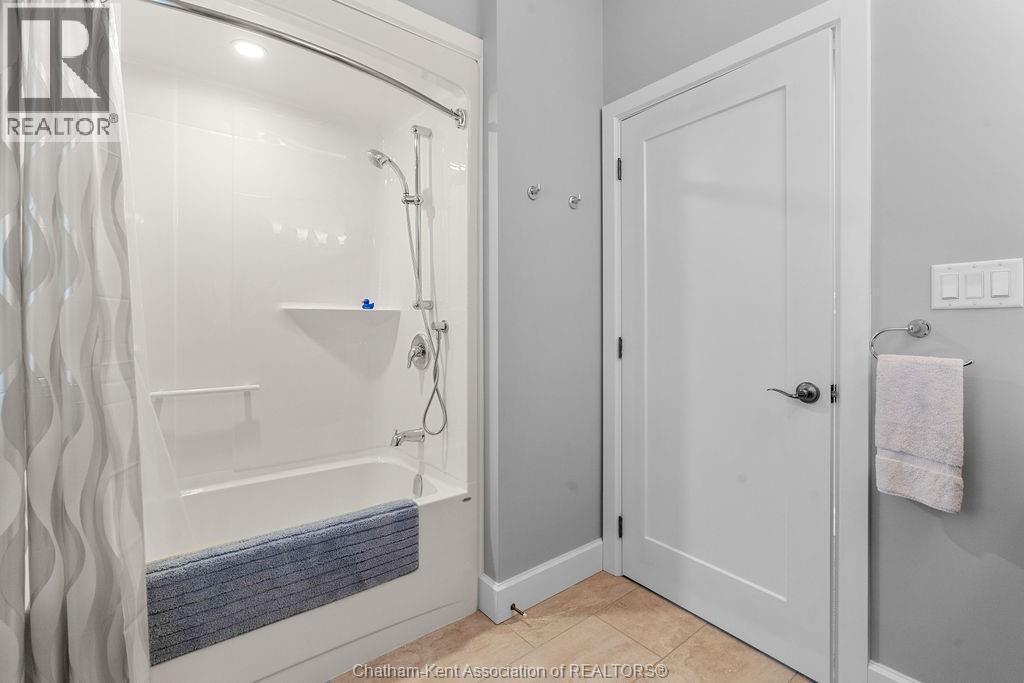 5482 Talbot Trail, Merlin, ON - Indoor Photo Showing Bathroom