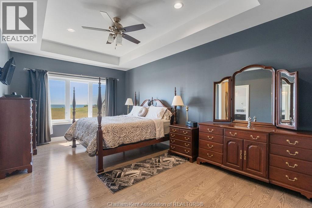 5482 Talbot Trail, Merlin, ON - Indoor Photo Showing Bedroom