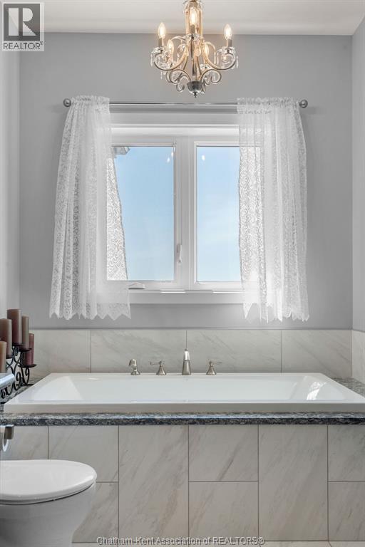 5482 Talbot Trail, Merlin, ON - Indoor Photo Showing Bathroom