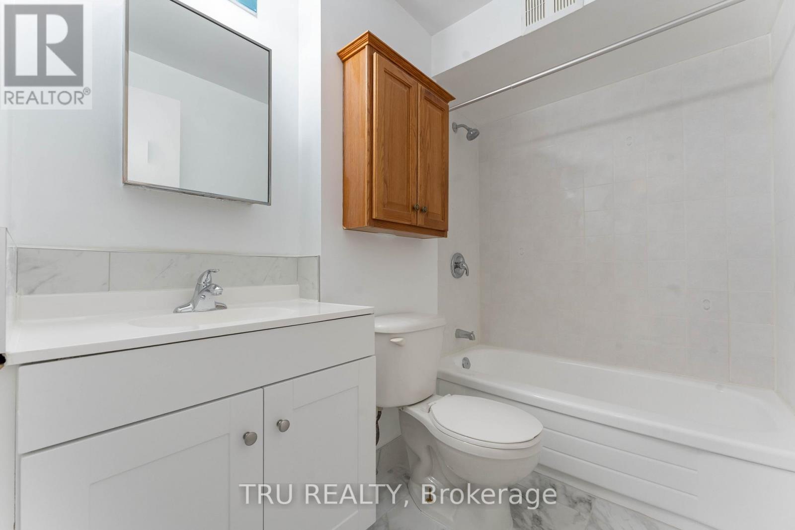 8 - 898 Elmsmere Road, Ottawa, ON - Indoor Photo Showing Bathroom