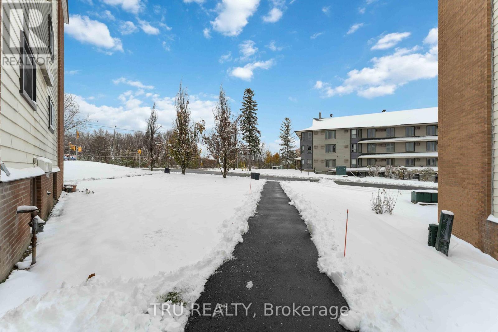 8 - 898 Elmsmere Road, Ottawa, ON - Outdoor