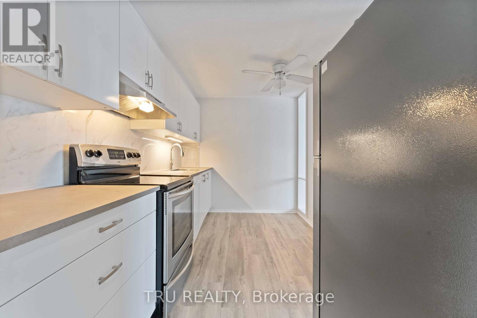 8 - 898 Elmsmere Road, Ottawa, ON - Indoor Photo Showing Kitchen