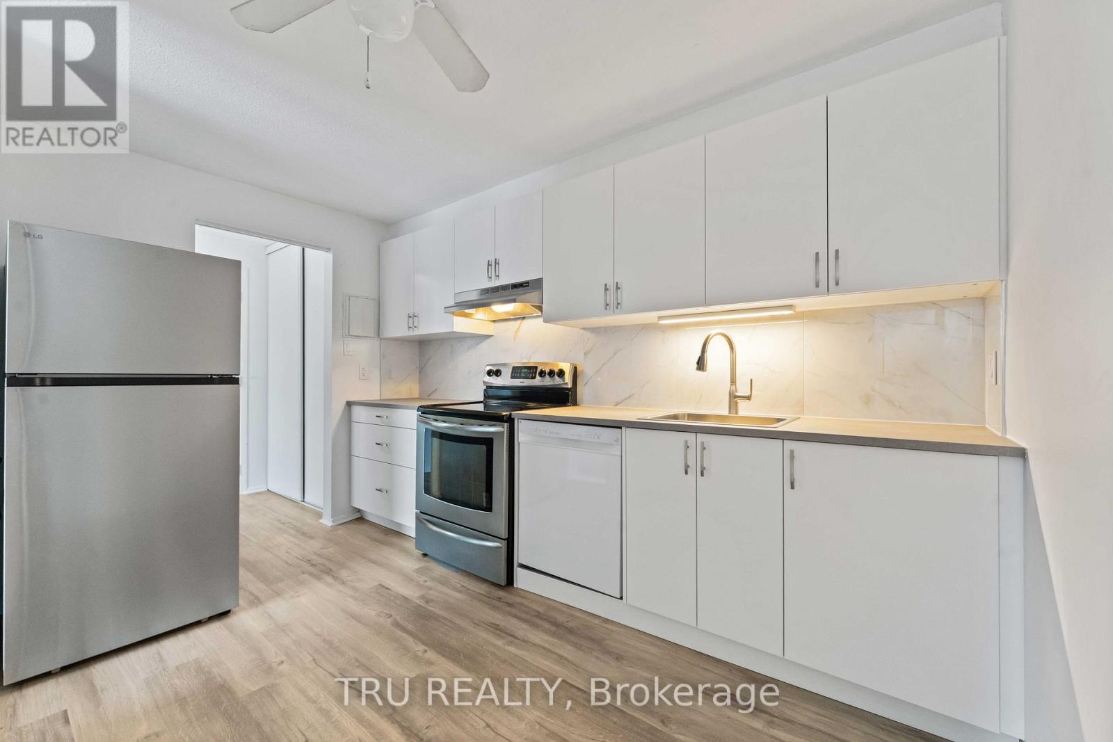 8 - 898 Elmsmere Road, Ottawa, ON - Indoor Photo Showing Kitchen