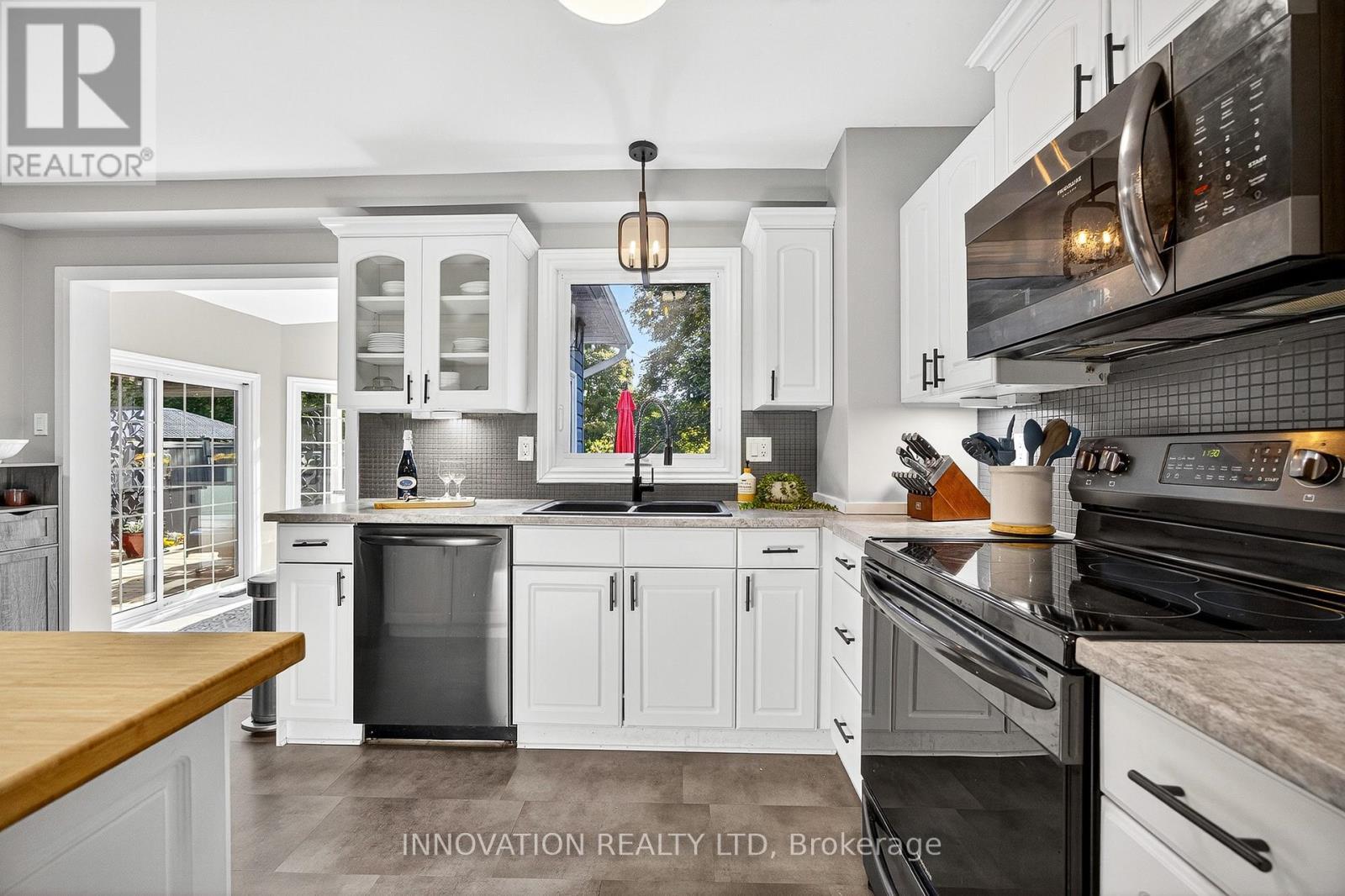 38 Patterson Crescent, Carleton Place, ON - Indoor Photo Showing Kitchen With Double Sink With Upgraded Kitchen