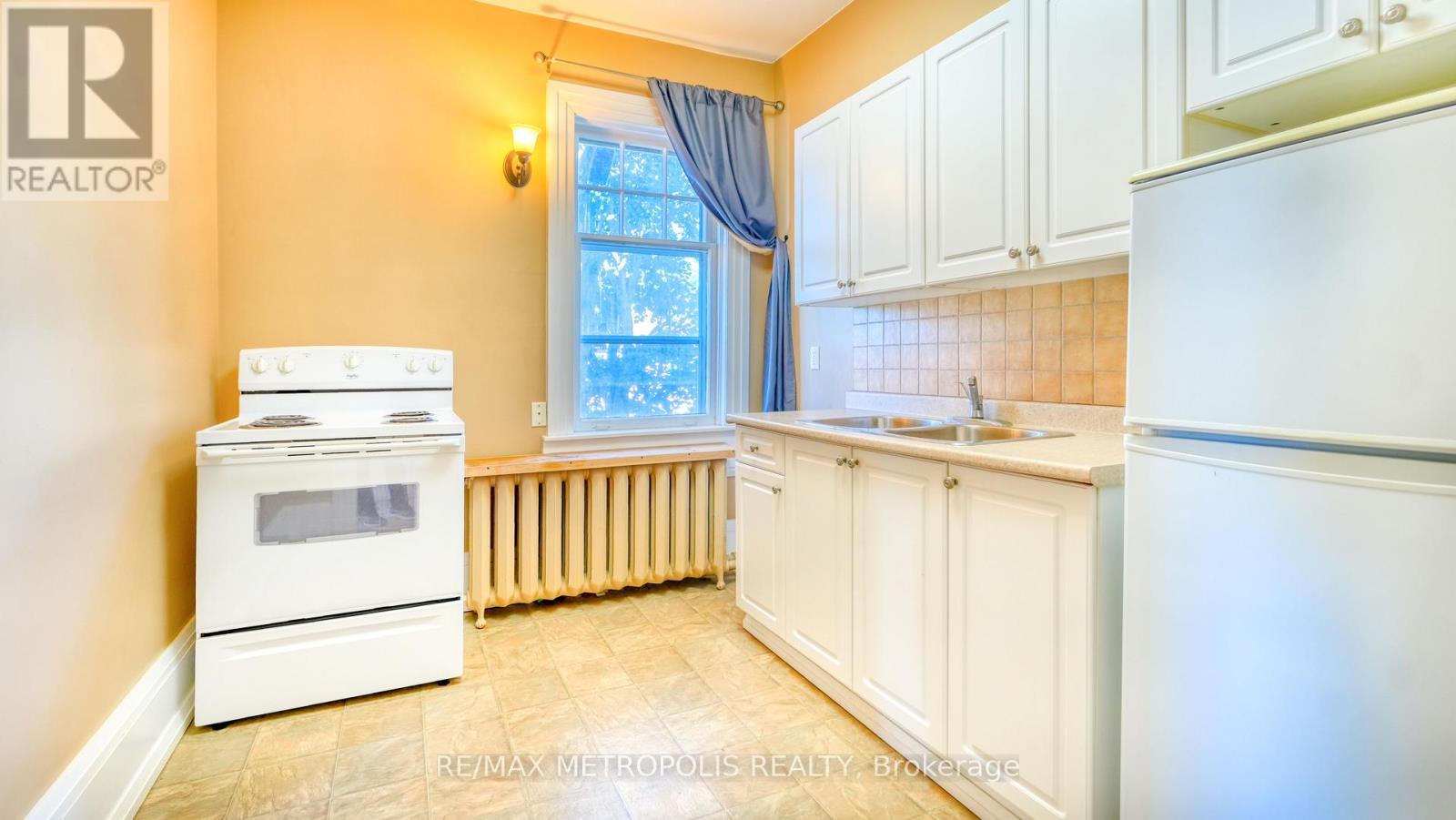 Upper #3 - 1110 Simcoe Street S, Oshawa, ON - Indoor Photo Showing Kitchen With Double Sink