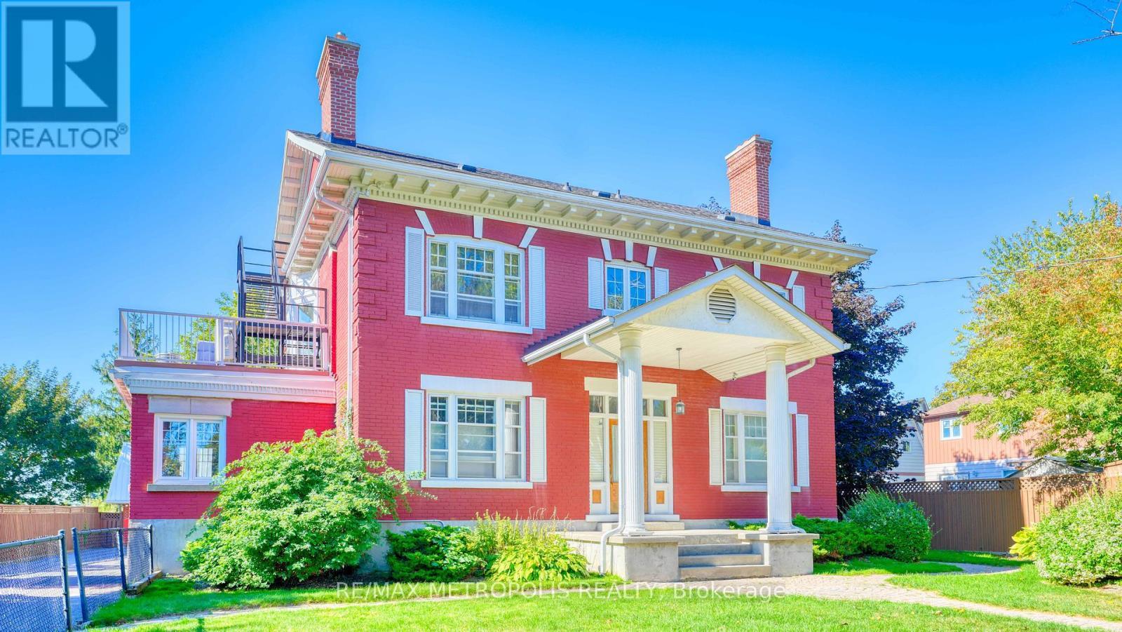 Upper #3 - 1110 Simcoe Street S, Oshawa, ON - Outdoor