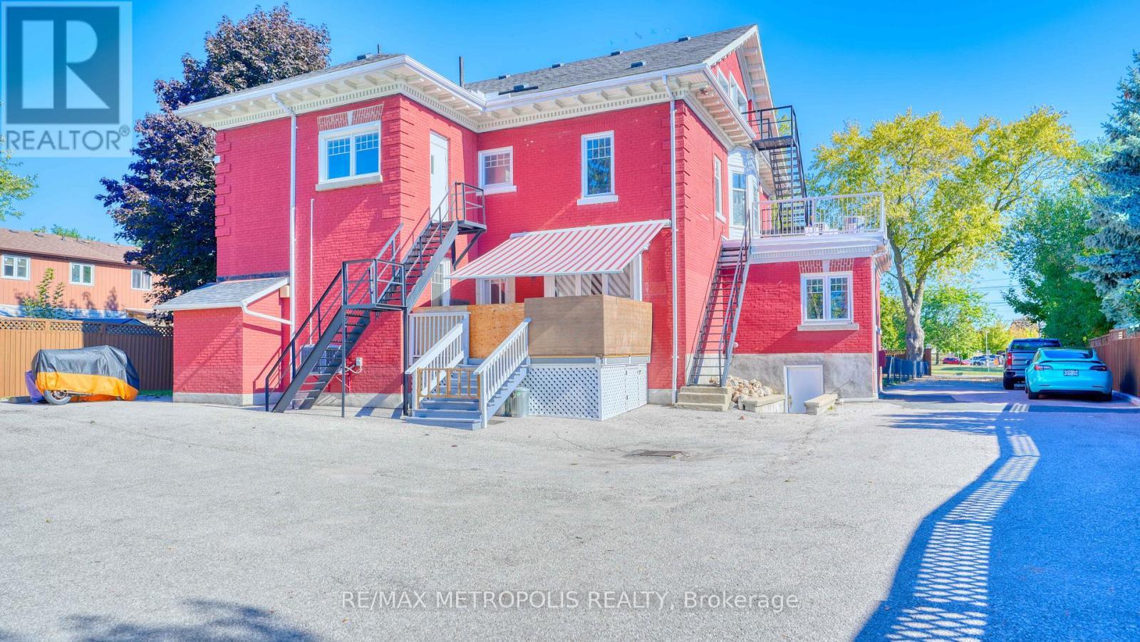 Upper #3 - 1110 Simcoe Street S, Oshawa, ON - Outdoor