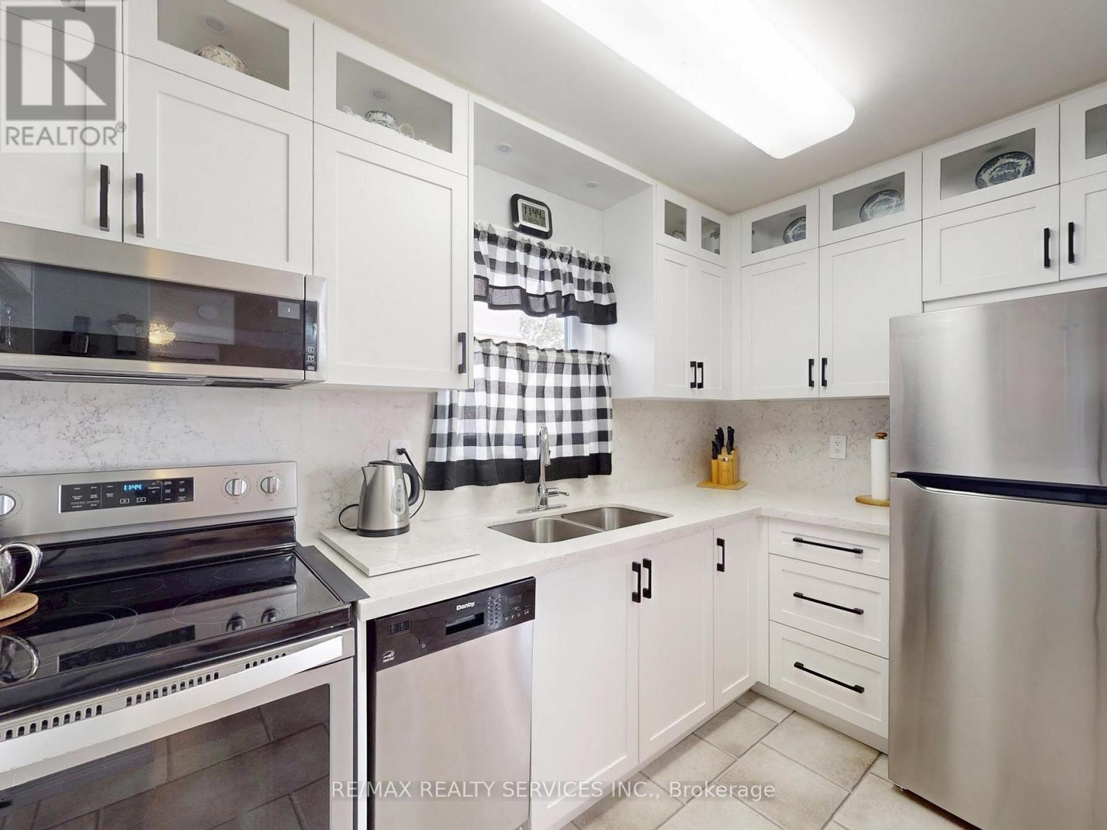 2 Grove Park Square, Brampton, ON - Indoor Photo Showing Kitchen With Stainless Steel Kitchen With Double Sink