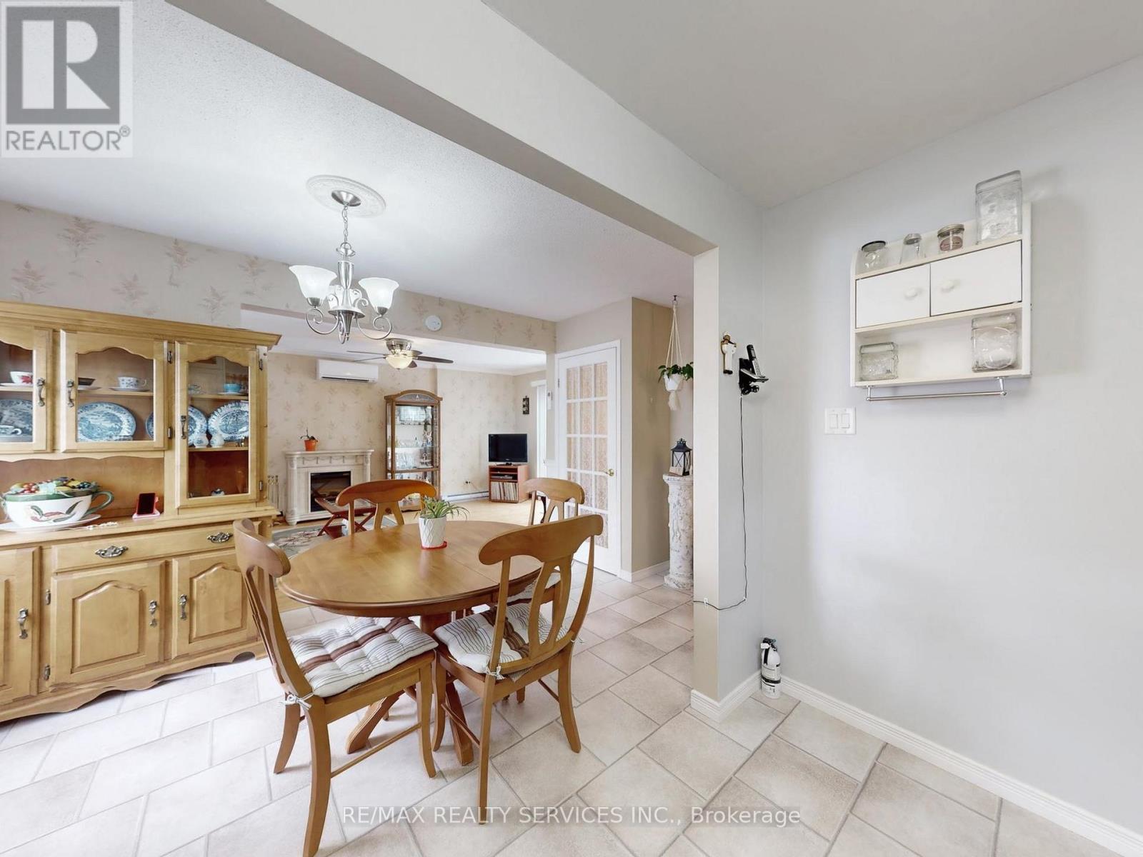 2 Grove Park Square, Brampton, ON - Indoor Photo Showing Dining Room