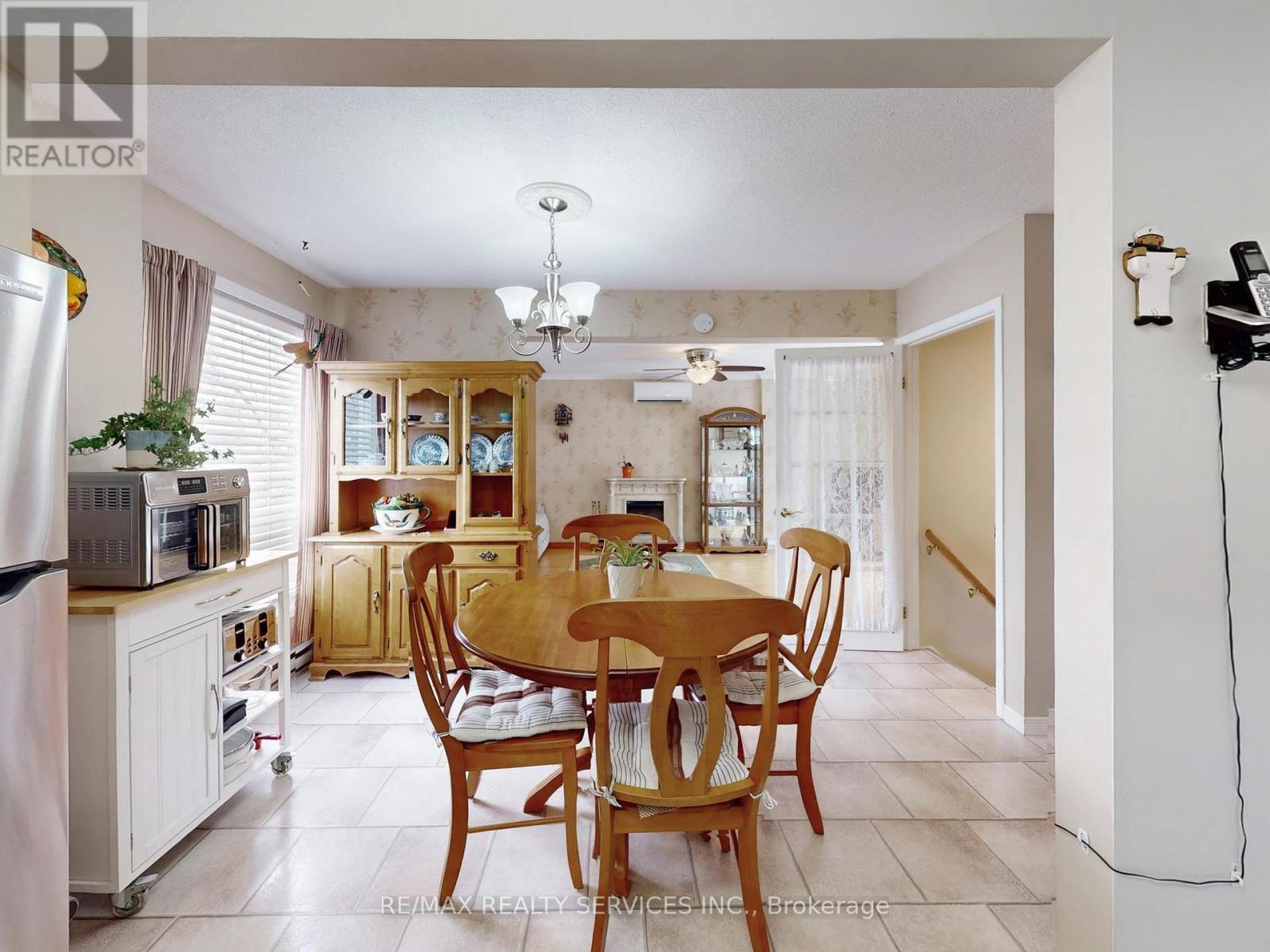 2 Grove Park Square, Brampton, ON - Indoor Photo Showing Dining Room