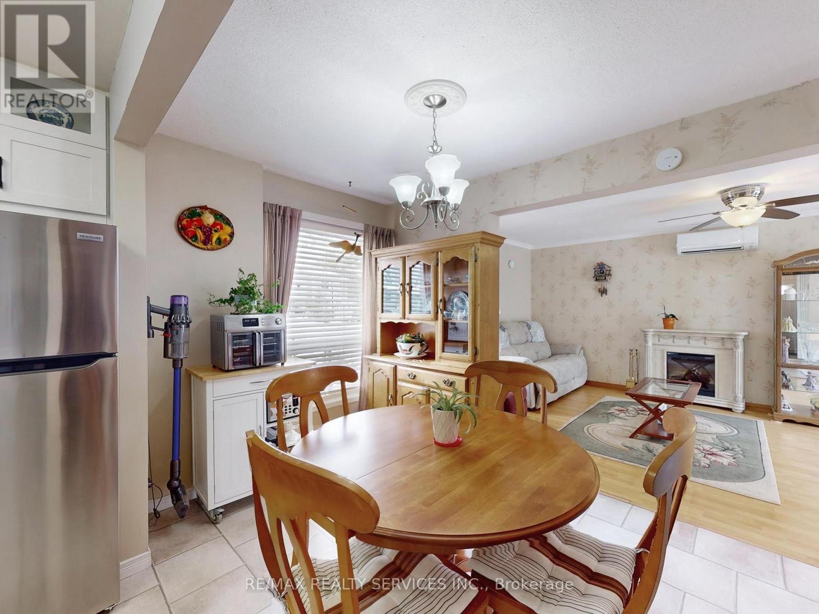 2 Grove Park Square, Brampton, ON - Indoor Photo Showing Dining Room