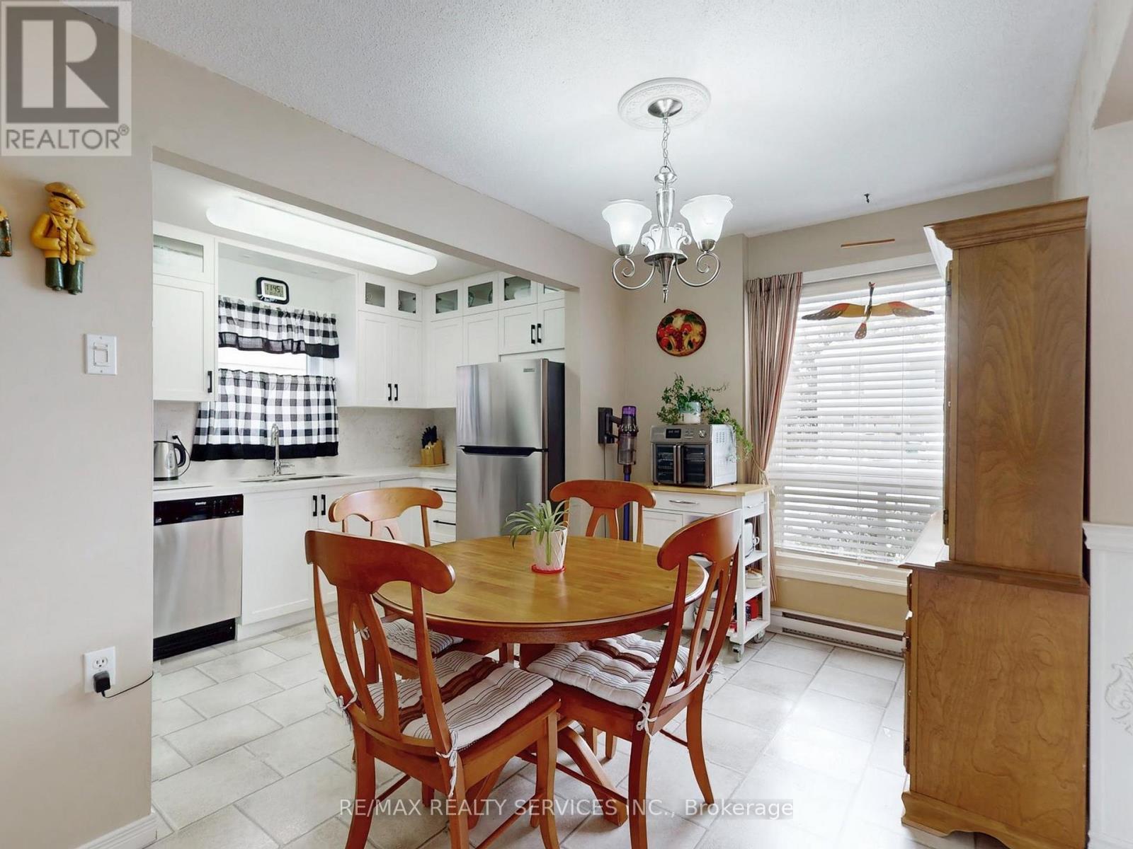 2 Grove Park Square, Brampton, ON - Indoor Photo Showing Dining Room