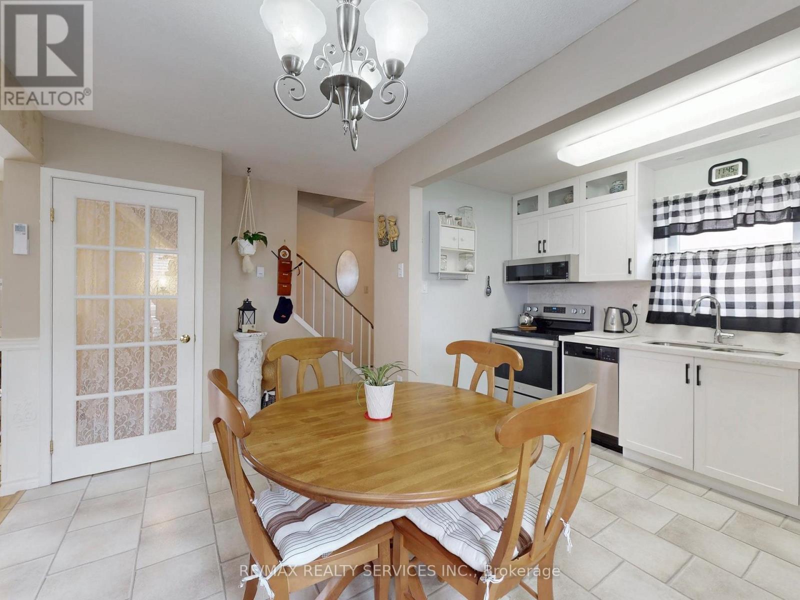 2 Grove Park Square, Brampton, ON - Indoor Photo Showing Dining Room