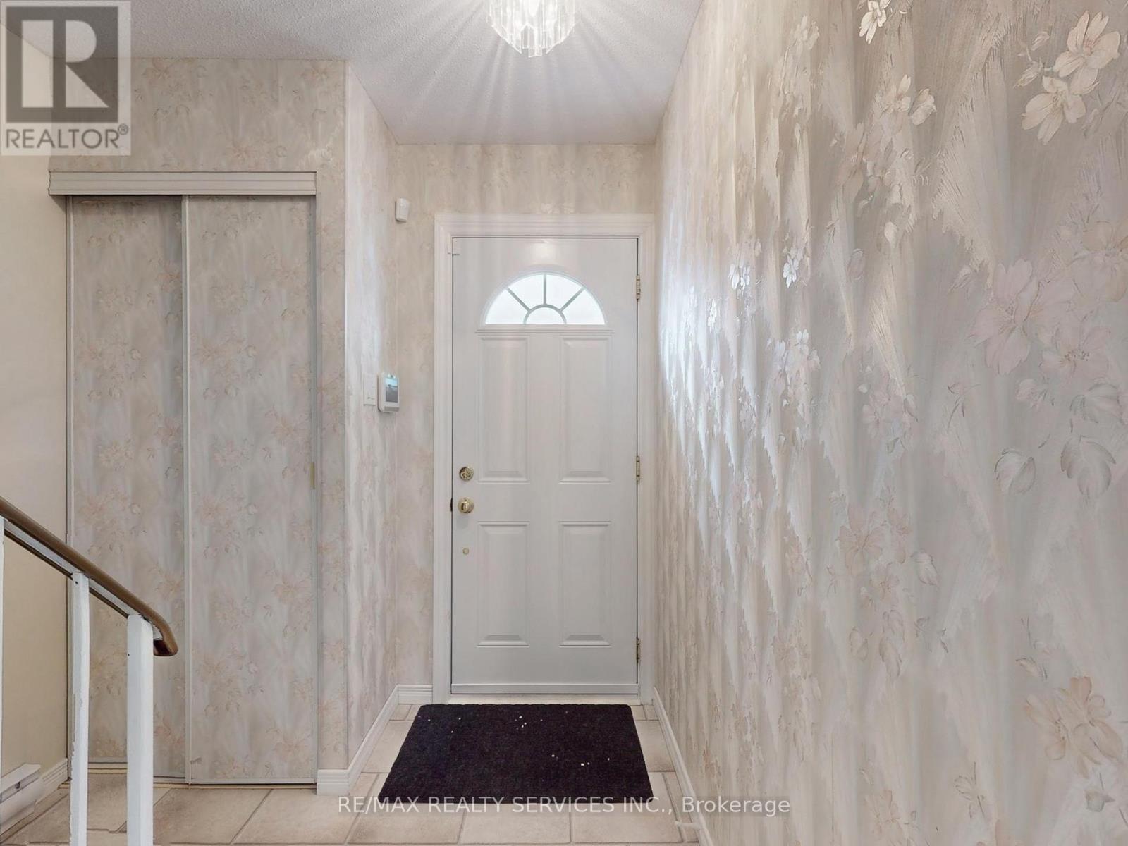 2 Grove Park Square, Brampton, ON - Indoor Photo Showing Other Room