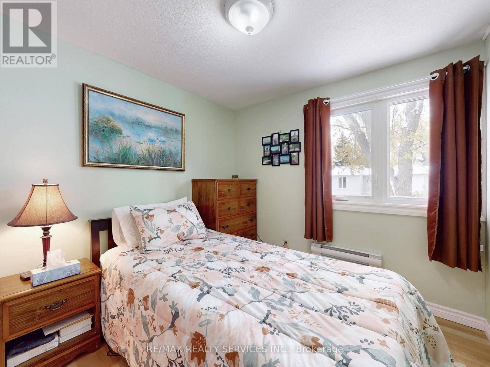 2 Grove Park Square, Brampton, ON - Indoor Photo Showing Bedroom