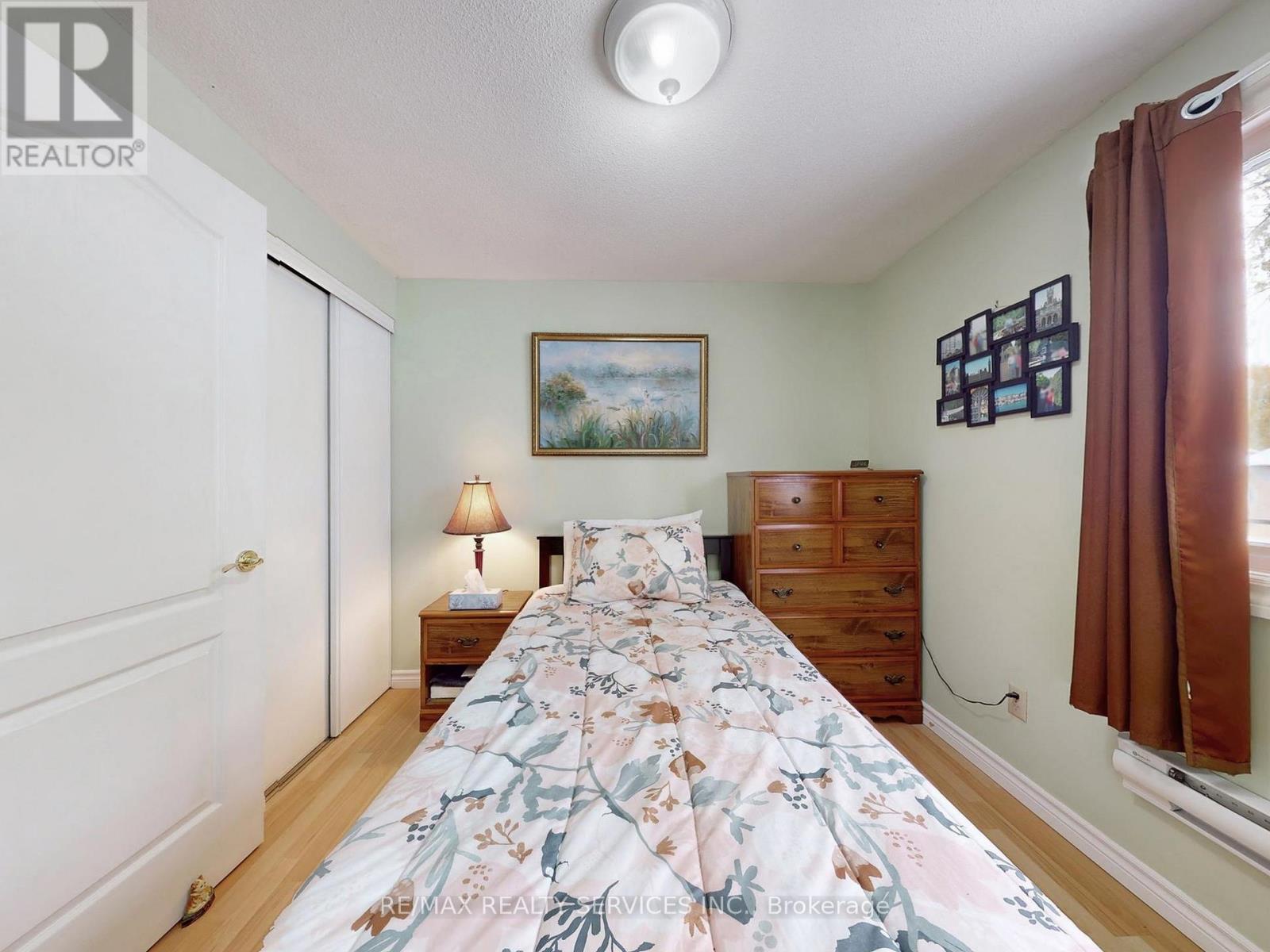 2 Grove Park Square, Brampton, ON - Indoor Photo Showing Bedroom
