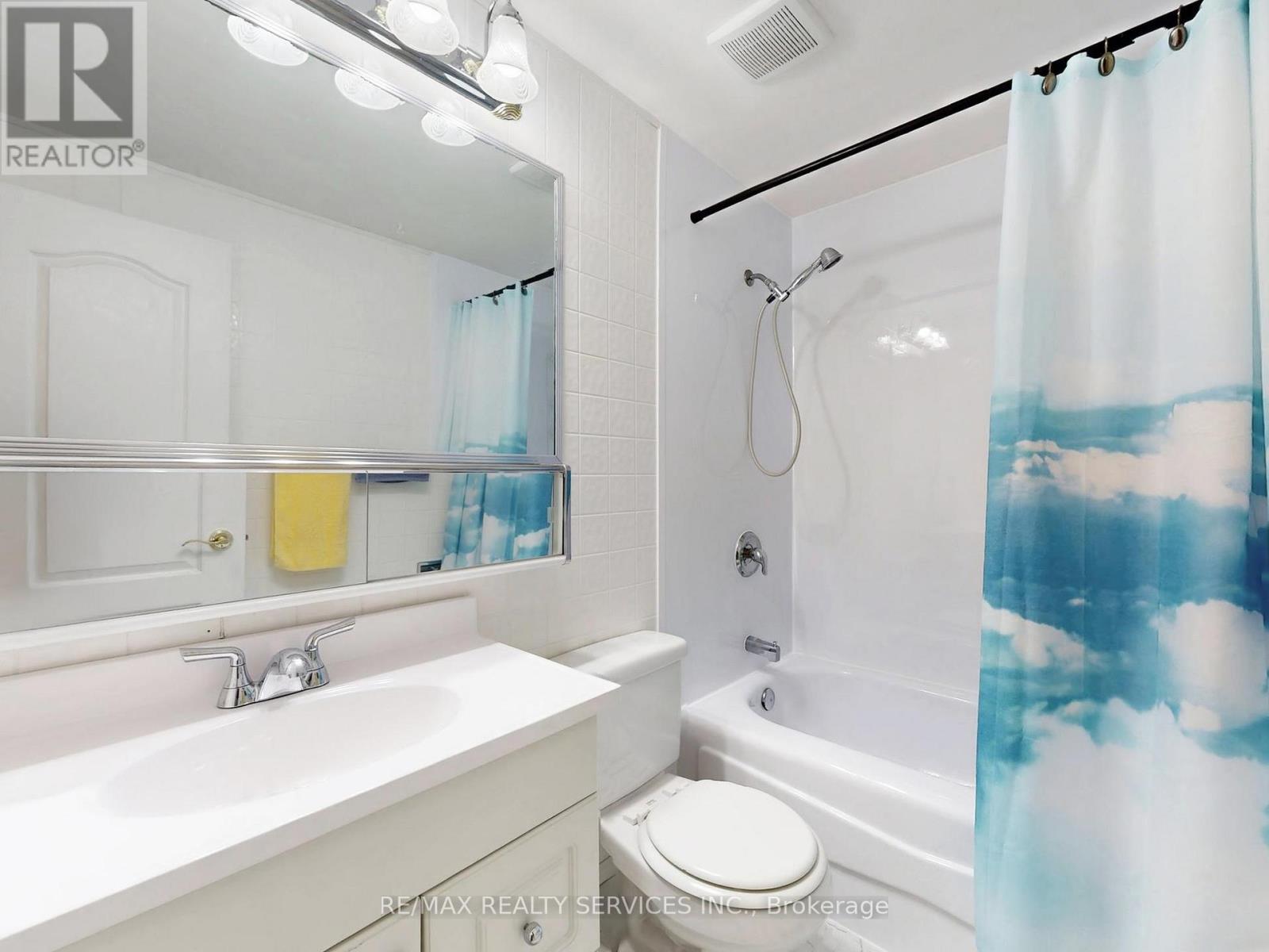 2 Grove Park Square, Brampton, ON - Indoor Photo Showing Bathroom