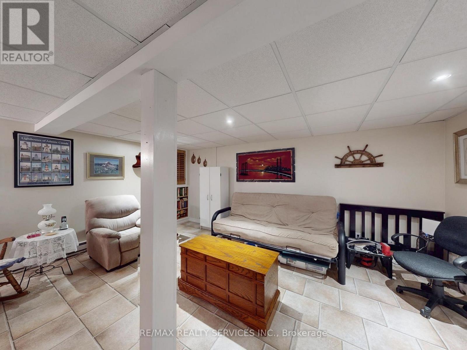 2 Grove Park Square, Brampton, ON - Indoor