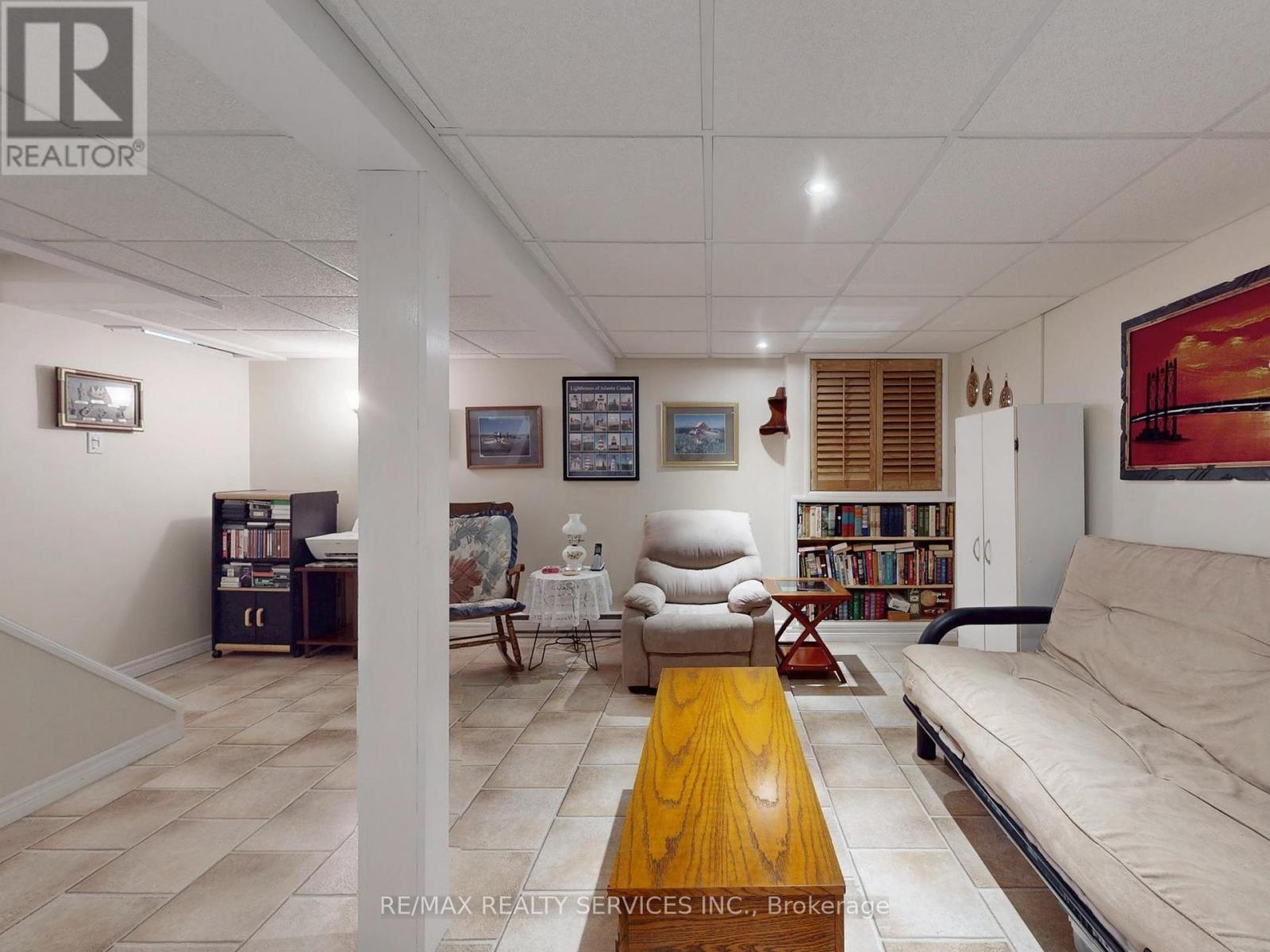 2 Grove Park Square, Brampton, ON - Indoor