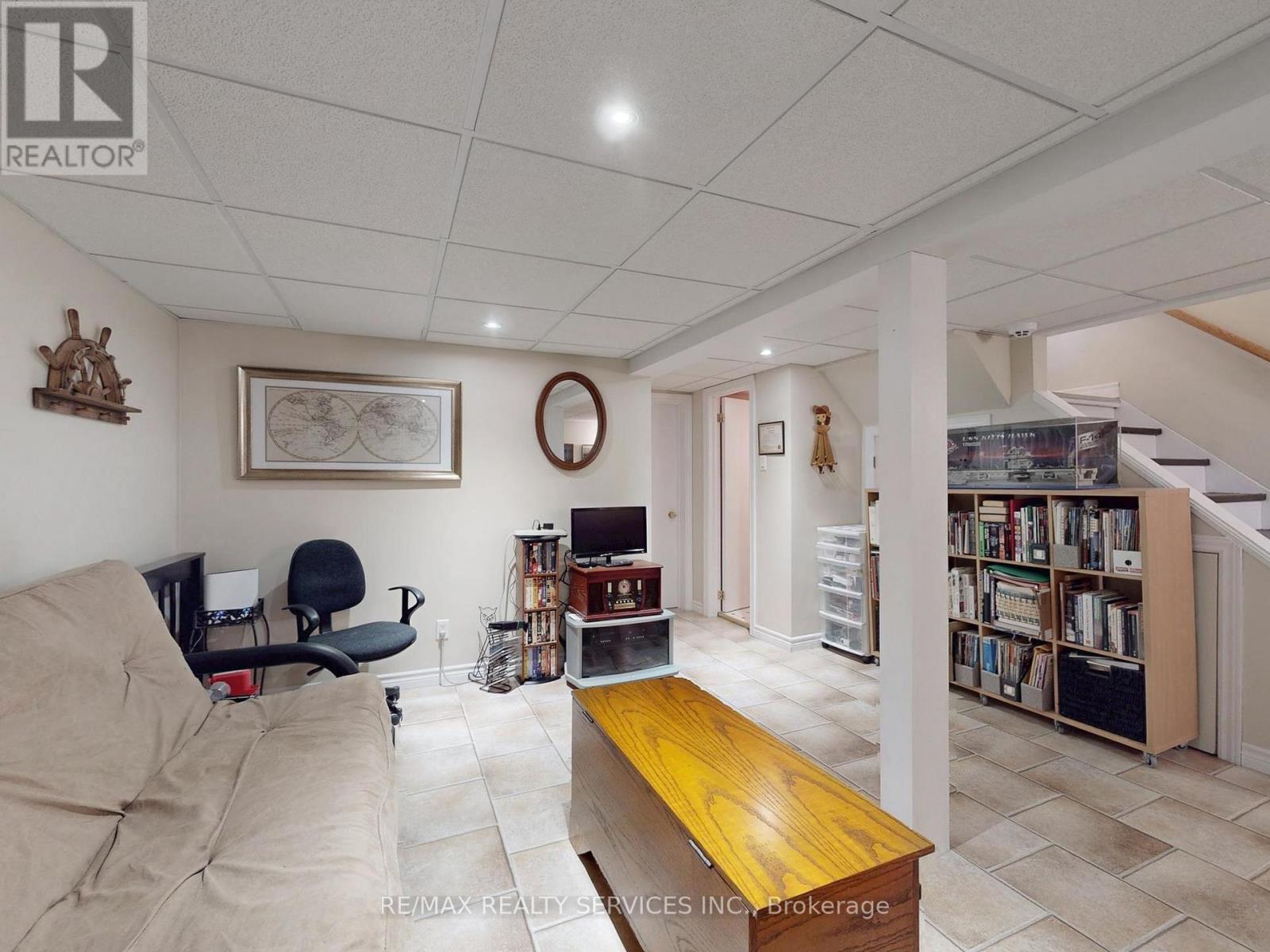 2 Grove Park Square, Brampton, ON - Indoor