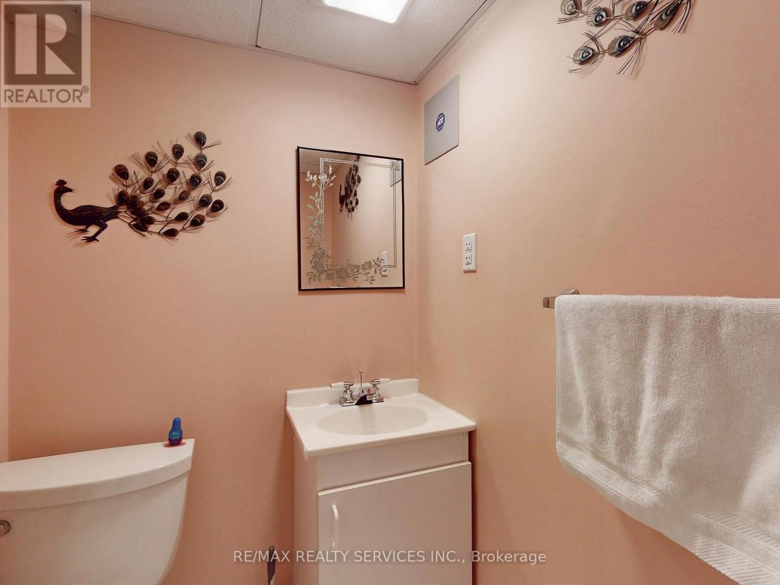 2 Grove Park Square, Brampton, ON - Indoor Photo Showing Bathroom
