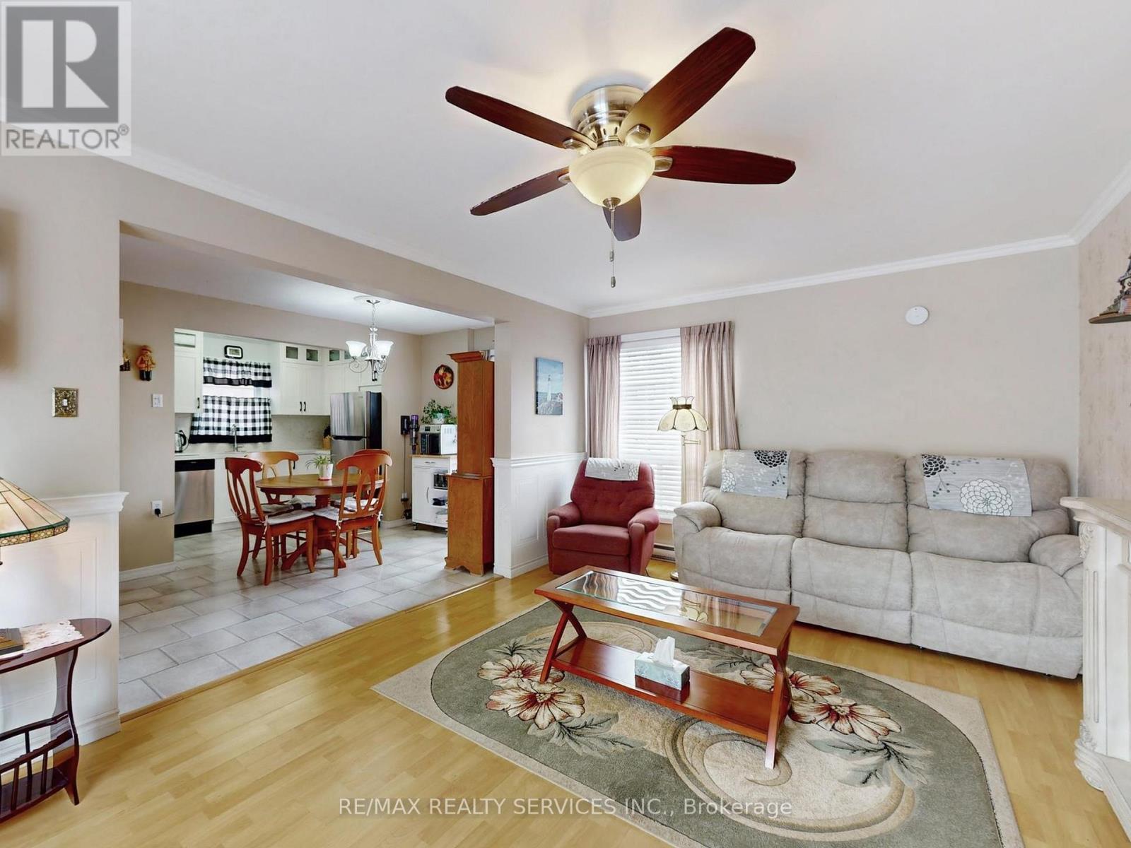 2 Grove Park Square, Brampton, ON - Indoor Photo Showing Living Room