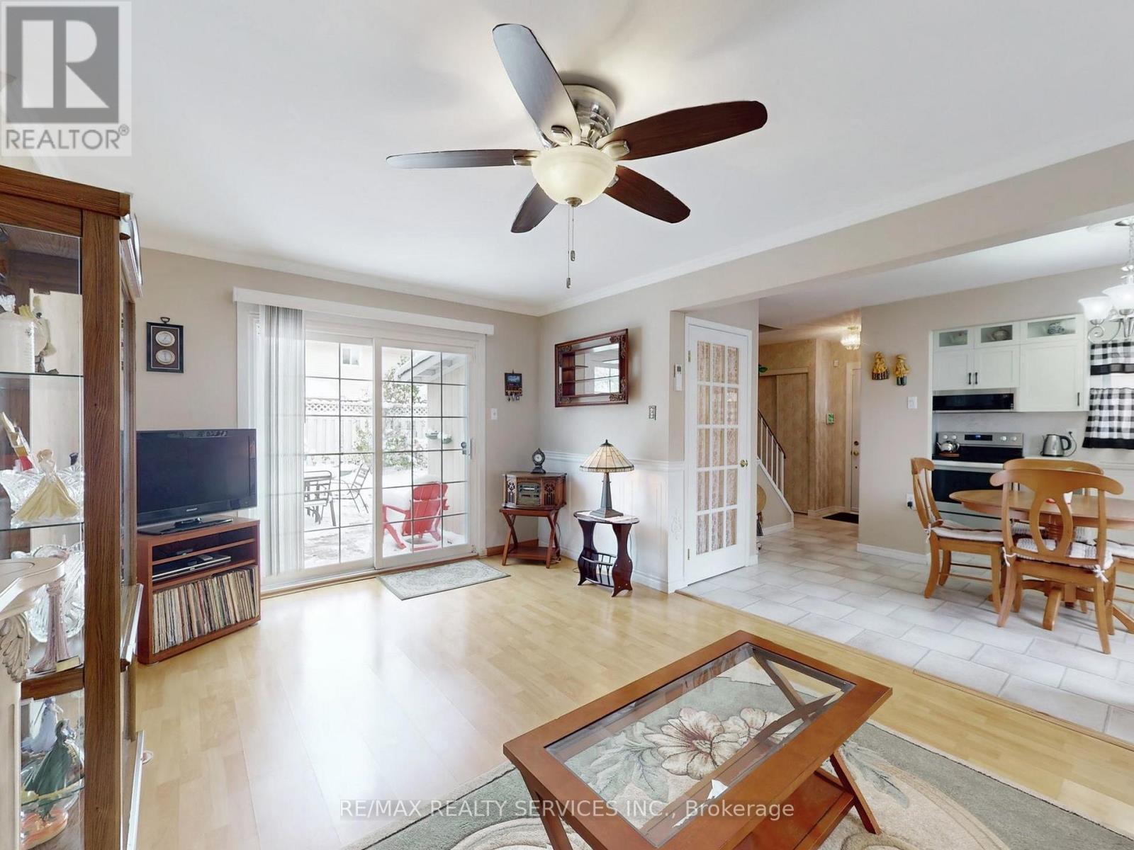 2 Grove Park Square, Brampton, ON - Indoor Photo Showing Living Room