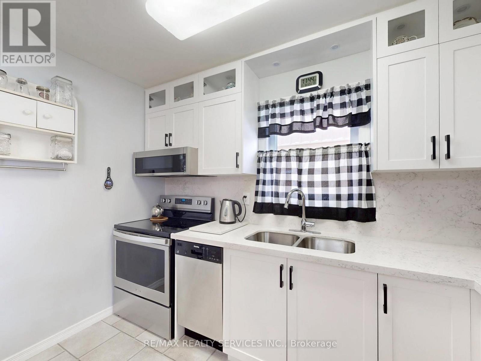 2 Grove Park Square, Brampton, ON - Indoor Photo Showing Kitchen With Double Sink