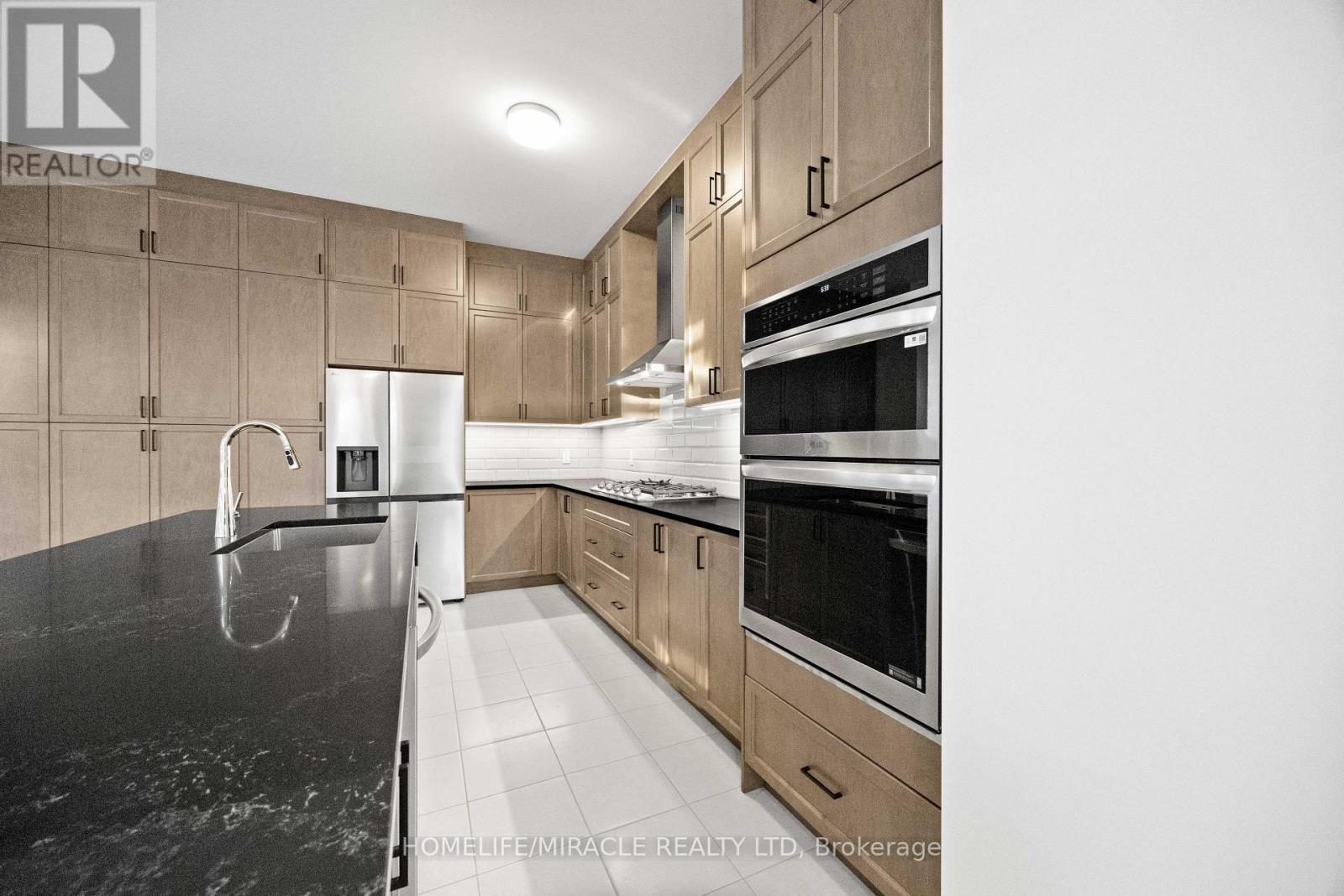 33 Spiritwood Way, Brampton, ON - Indoor Photo Showing Kitchen With Upgraded Kitchen