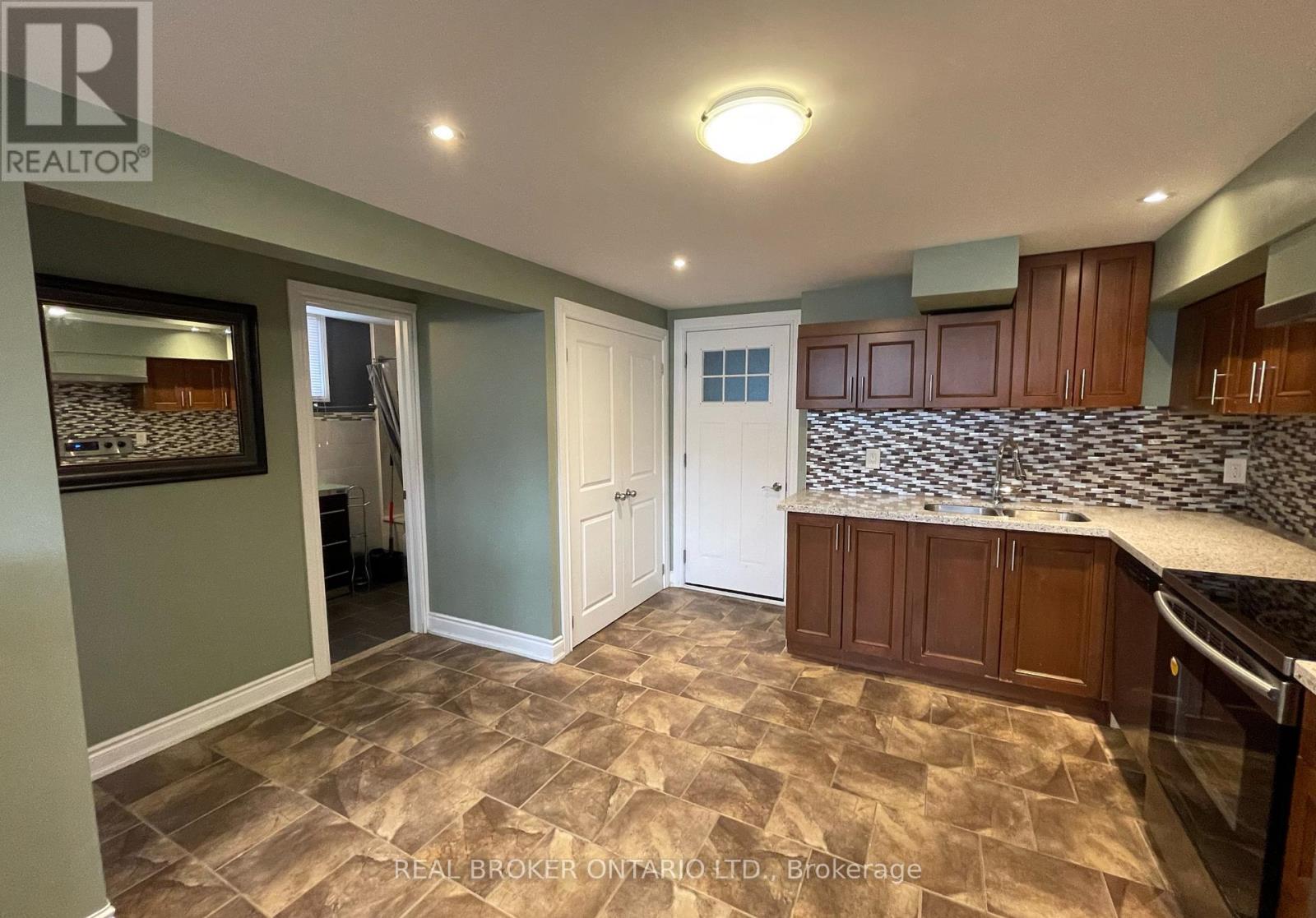 926 Flagship Drive, Mississauga, ON - Indoor Photo Showing Kitchen