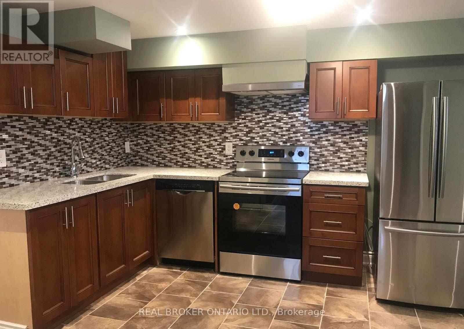Lower 1 - 926 Flagship Drive, Mississauga, ON - Indoor Photo Showing Kitchen With Double Sink With Upgraded Kitchen