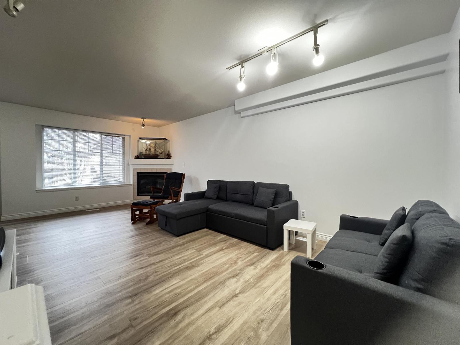 75 12110 75A Avenue, Surrey, BC - Indoor Photo Showing Living Room