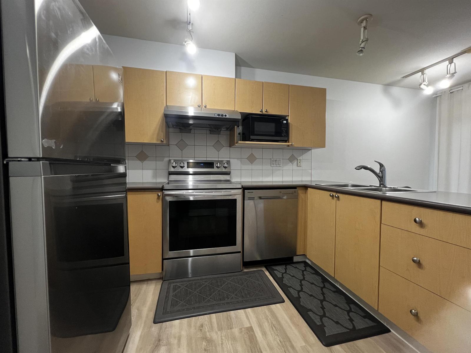 75 12110 75A Avenue, Surrey, BC - Indoor Photo Showing Kitchen With Double Sink
