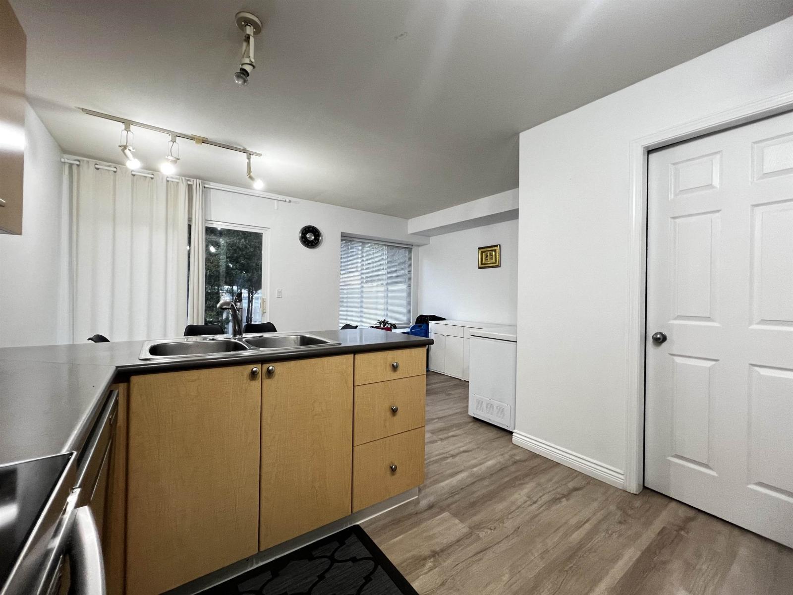 75 12110 75A Avenue, Surrey, BC - Indoor Photo Showing Kitchen With Double Sink