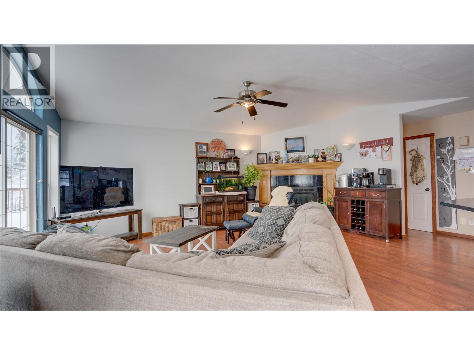 2086 Yankee Flats Road, Salmon Arm, BC - Indoor Photo Showing Living Room