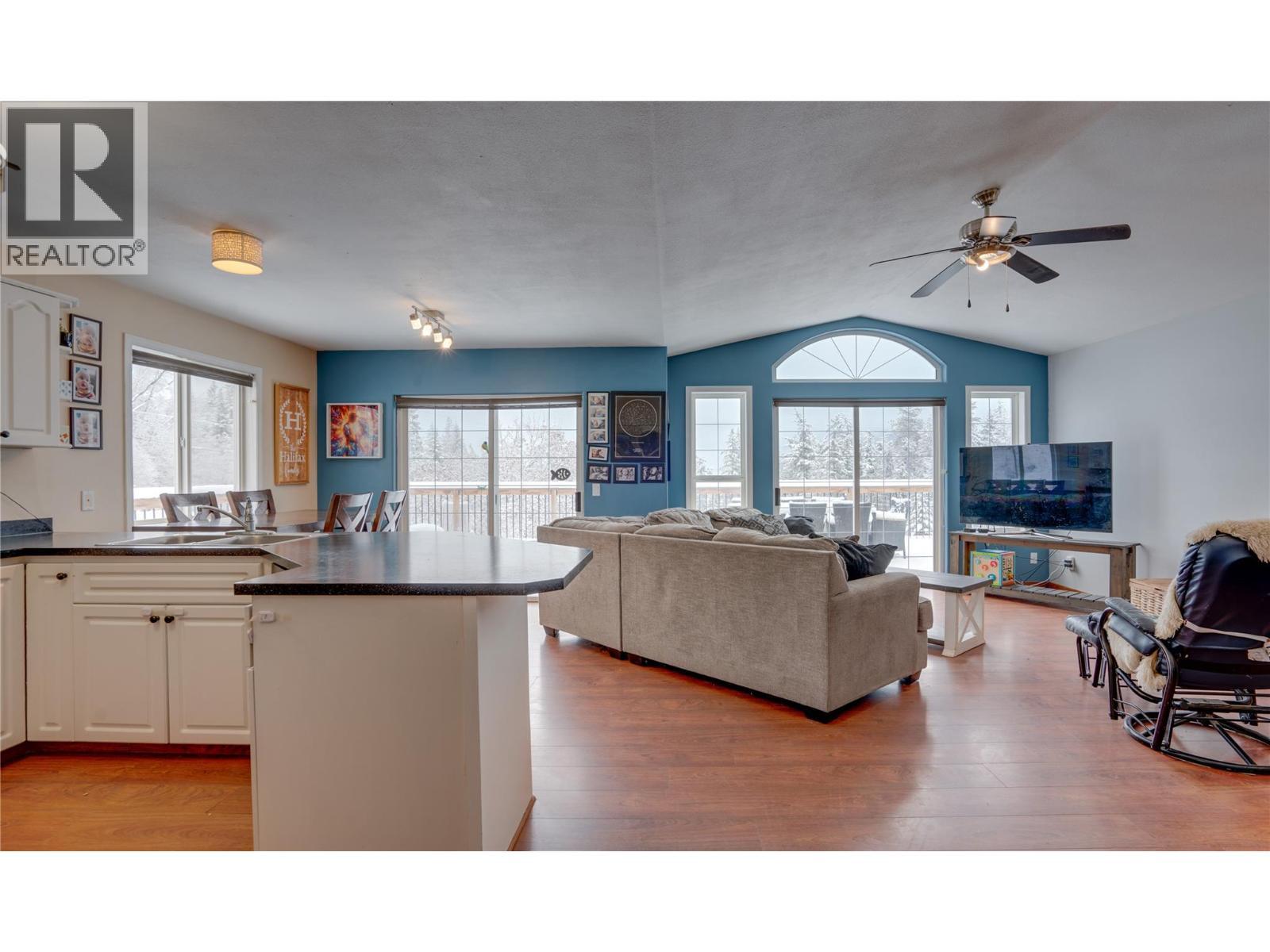 2086 Yankee Flats Road, Salmon Arm, BC - Indoor