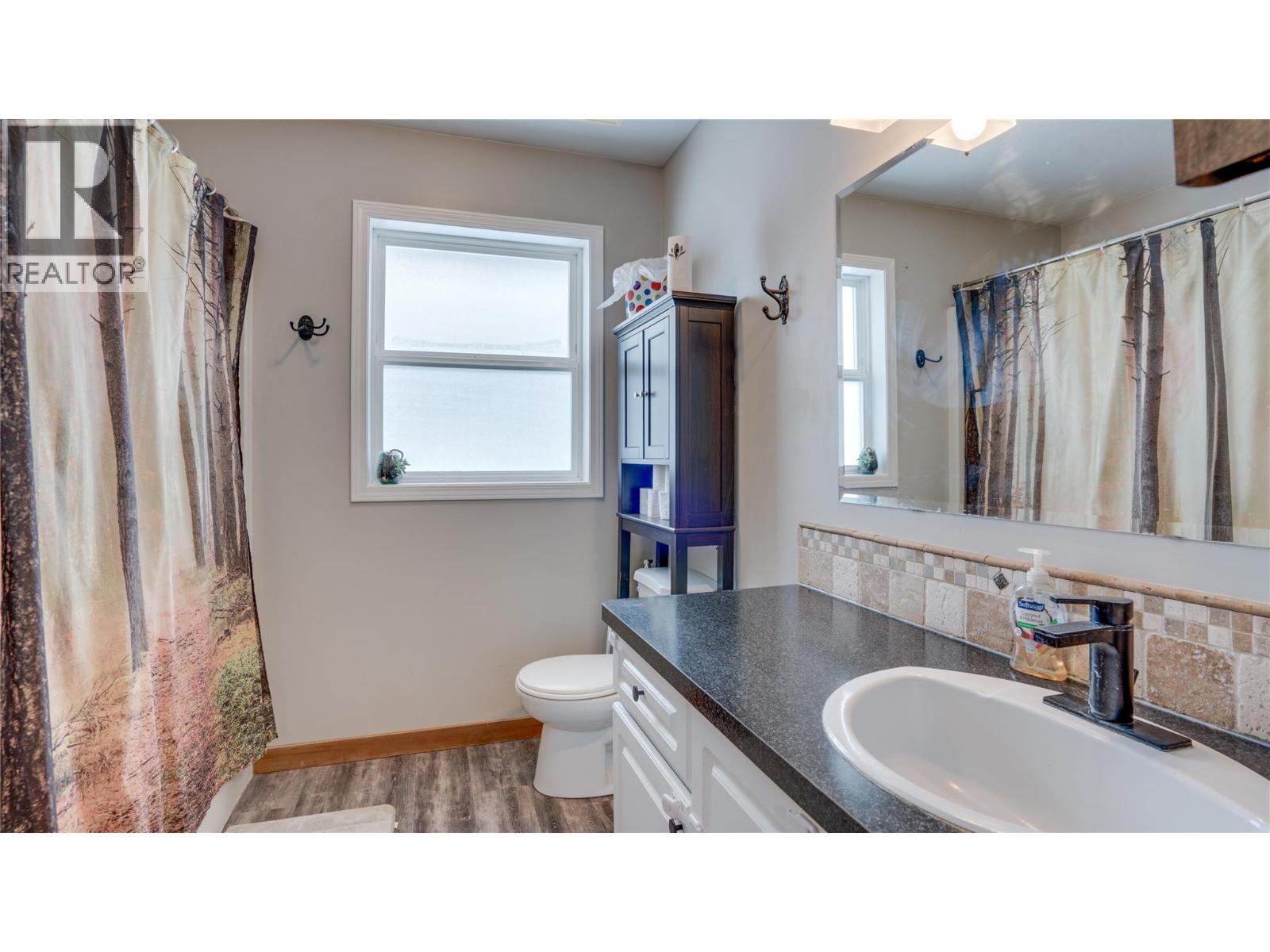 2086 Yankee Flats Road, Salmon Arm, BC - Indoor Photo Showing Bathroom