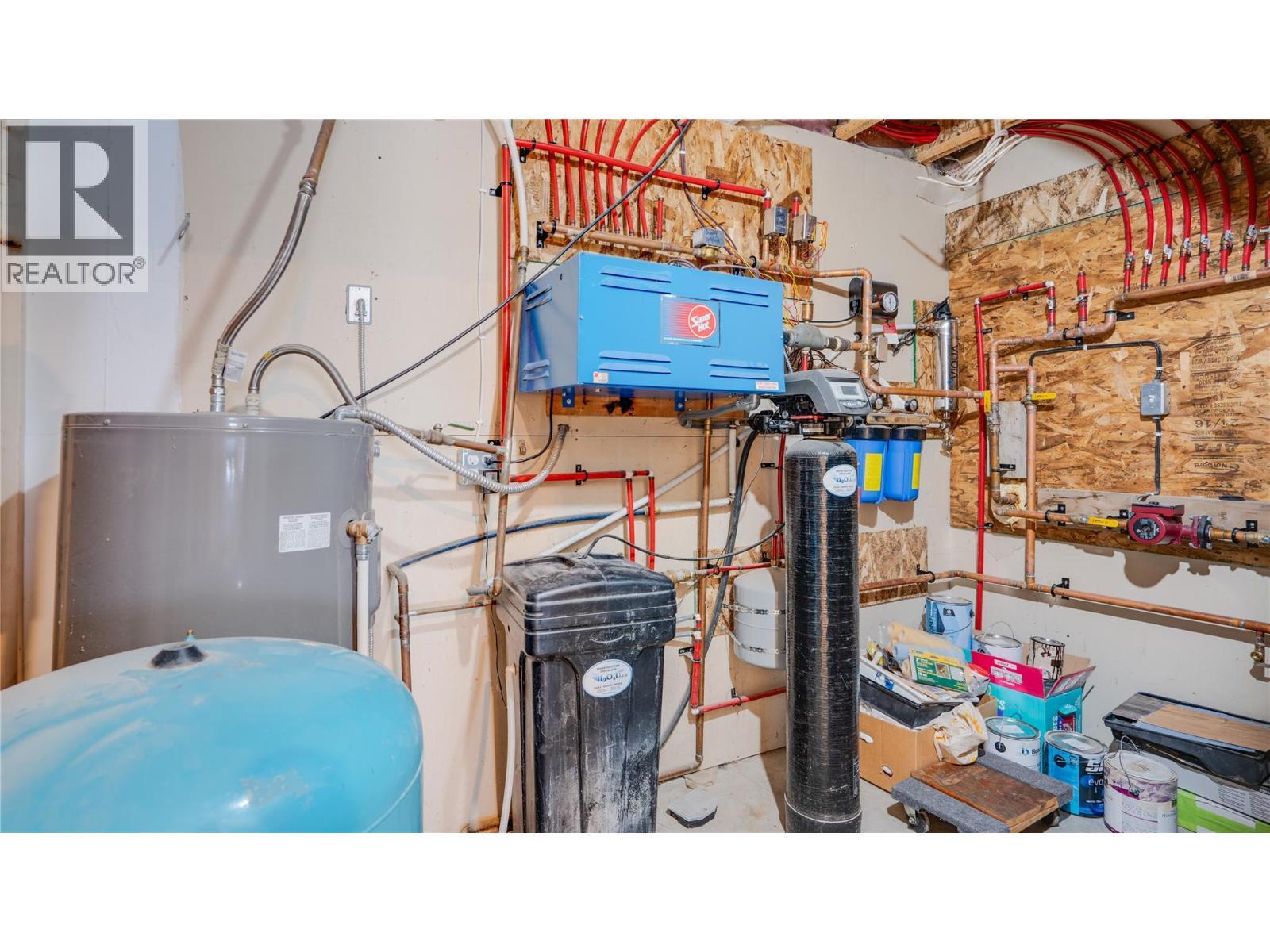 2086 Yankee Flats Road, Salmon Arm, BC - Indoor