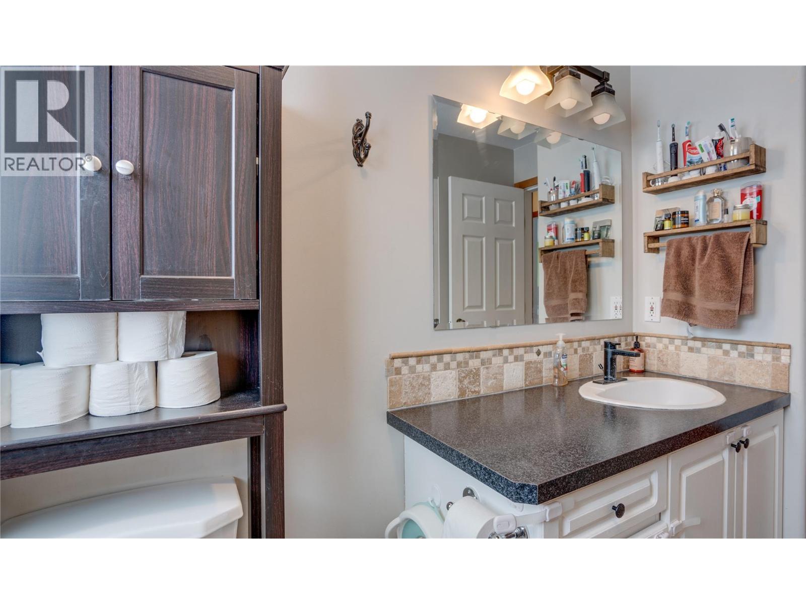 2086 Yankee Flats Road, Salmon Arm, BC - Indoor Photo Showing Bathroom