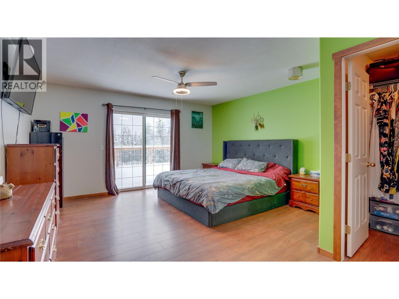 2086 Yankee Flats Road, Salmon Arm, BC - Indoor Photo Showing Bedroom