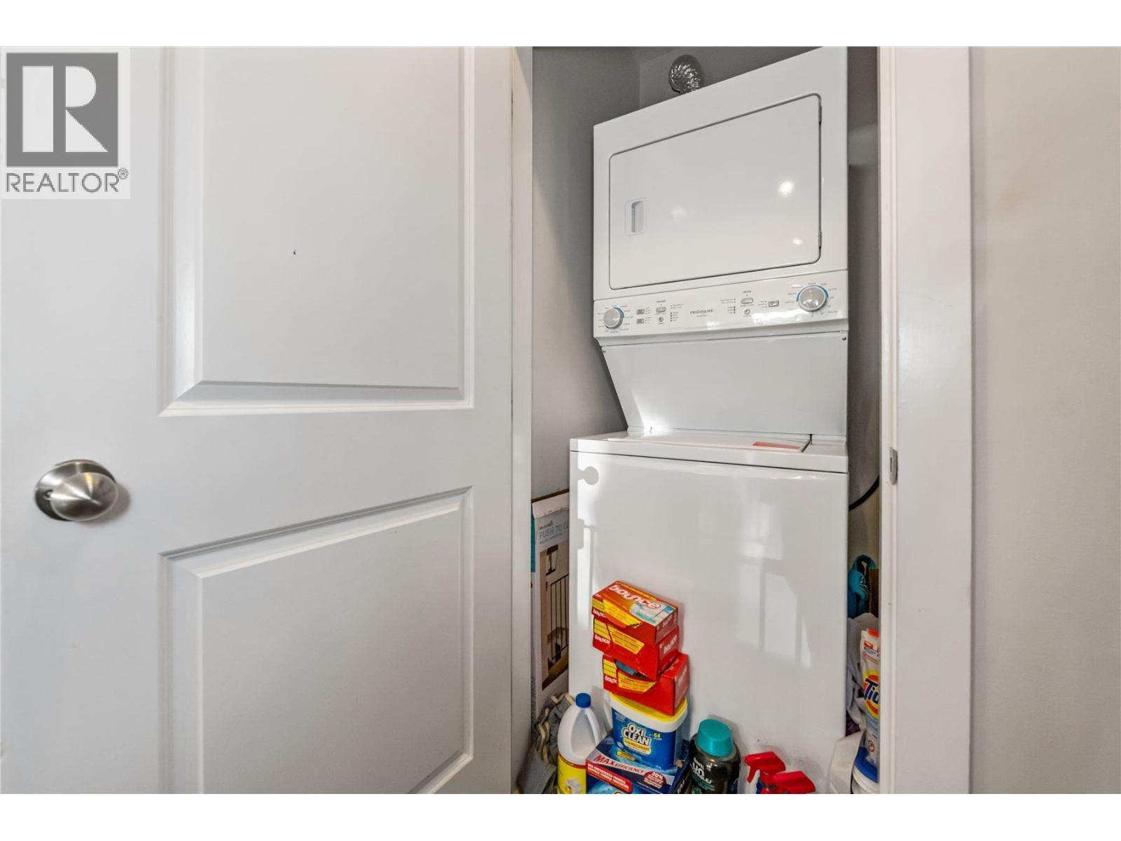 5461 Manor Street, Burnaby, BC - Indoor Photo Showing Laundry Room